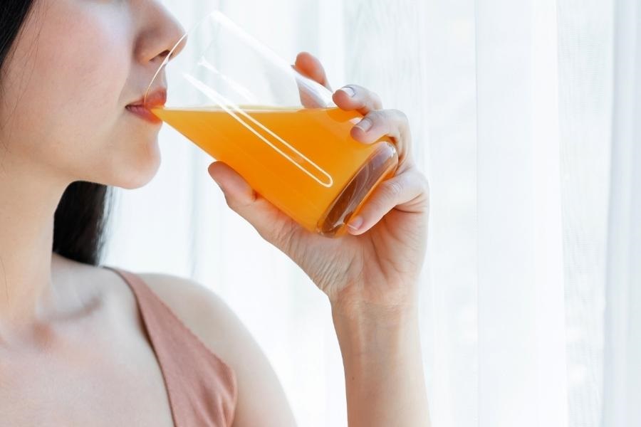 Nặn mụn xong bổ sung nước cam giúp tái tạo và phục hồi da nhanh hơn